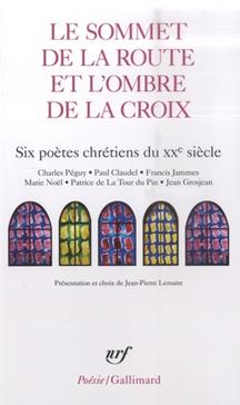 Le sommet de la route et l'ombre de la croix