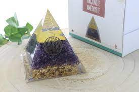 Pyramide Fleur de Vie en orgonite et améthyste