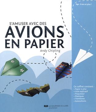 S'amuser avec des avions en papier