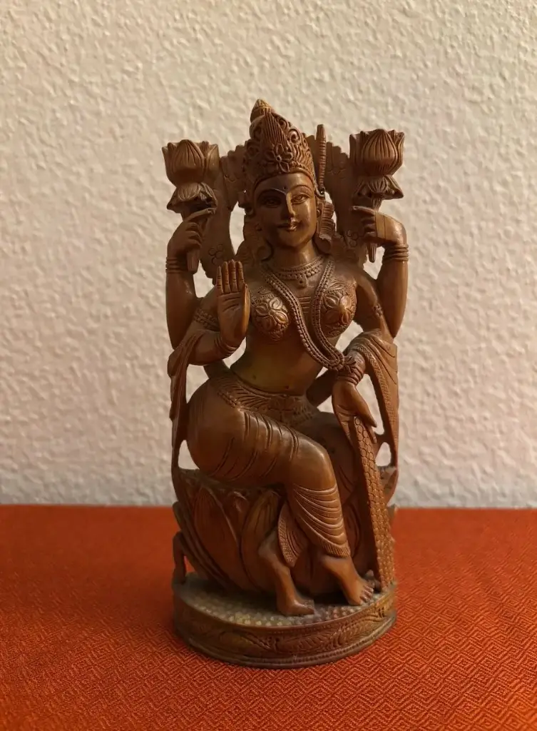 Lakshmi en bois de santal (20 x 9 cm)