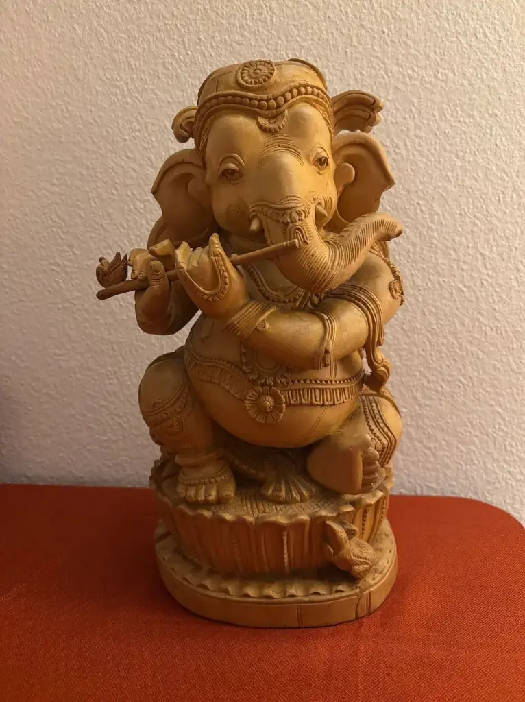 Ganesh bébé en bois de cèdre (37 x 20cm)