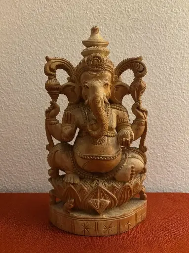 Ganesh en bois de cèdre (32 x 17cm)